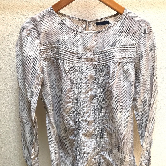 Silk Pull Over Blouse. Beautiful Pintucked Details. Elegant. The Gap. Small - Picture 4 of 10